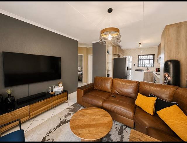 2 BEDROOM TOWNHOUSE FOR SALE IN LAMBTON GARDENS